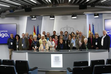 15/03/2023. Visitas del programa Moncloa Abierta. Participantes en el programa Moncloa Abierta posan en la sala de prensa donde se celebra l...