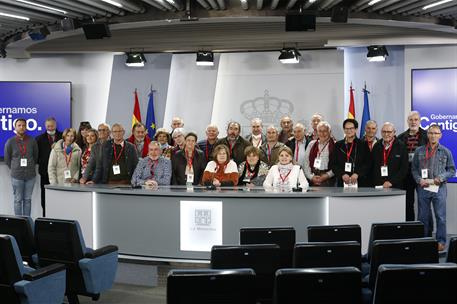 15/03/2023. Visitas del programa Moncloa Abierta. Participantes en el programa Moncloa Abierta posan en la sala de prensa donde se celebra l...