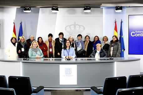 19/01/2023. Visitas del programa Moncloa Abierta. Participantes en el programa Moncloa Abierta posan en la sala de prensa donde se celebra l...