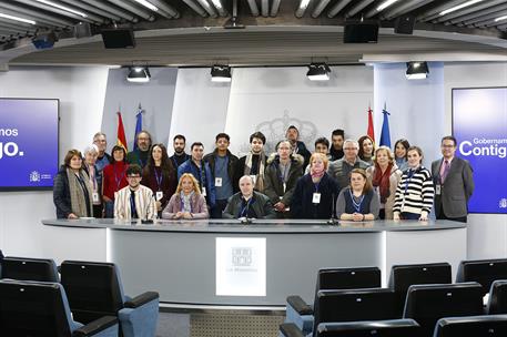 27/02/2023. Visitas del programa Moncloa Abierta. Participantes en el programa Moncloa Abierta posan en la sala de prensa donde se celebra l...