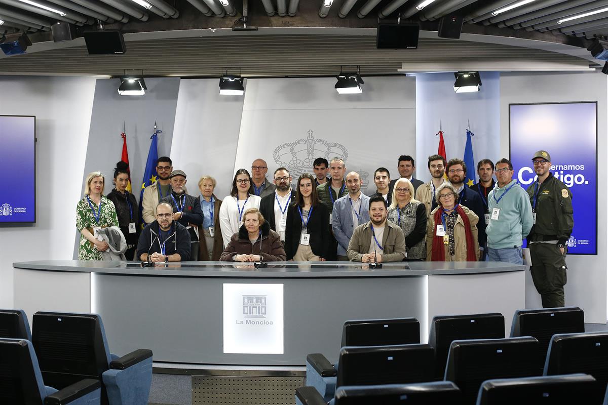 31/03/2023. Visitas del programa Moncloa Abierta. Participantes en el programa Moncloa Abierta posan en la sala donde se celebra la rueda de...