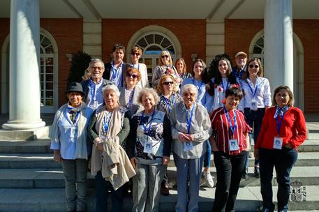 27/03/2019. Visitas Moncloa Abierta. Participantes en el programa Moncloa Abierta en la escalinata del edificio del Consejo de Ministros.