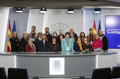 14/11/2022. Visitas del programa Moncloa Abierta. Participantes en el programa Moncloa Abierta posan en la sala de prensa donde se celebra l...