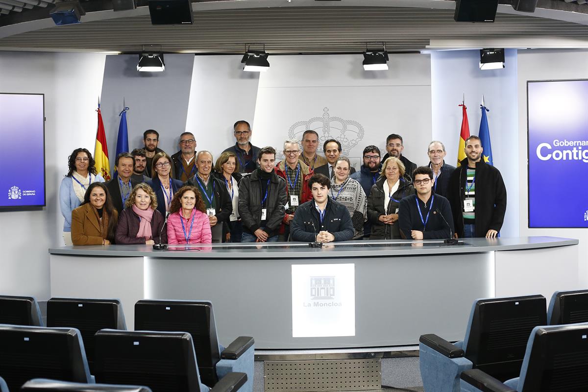 15/12/2022. Visitas del programa Moncloa Abierta. Participantes en el programa Moncloa Abierta posan en la sala de prensa donde se celebra l...