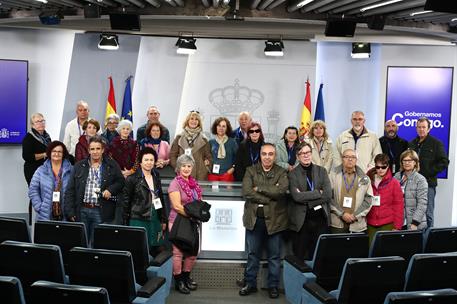 16/11/2022. Visitas del programa Moncloa Abierta. Participantes en el programa Moncloa Abierta posan en la sala de prensa donde se celebra l...