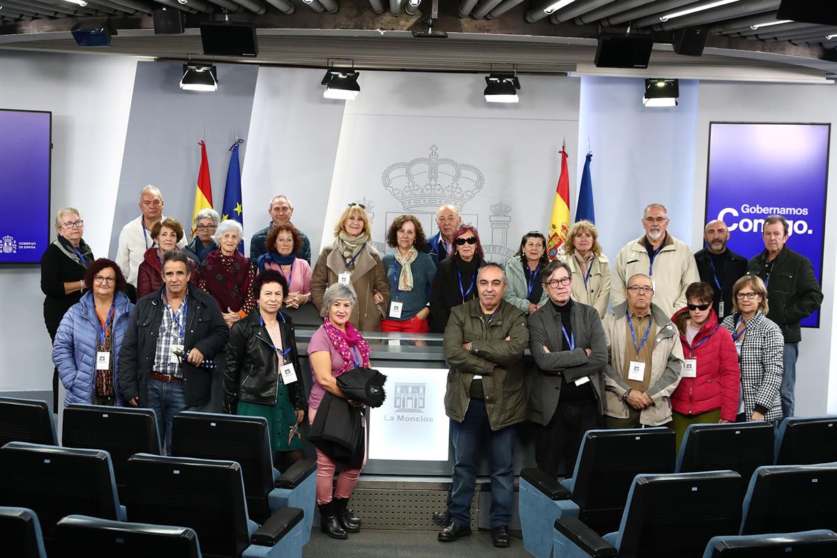 16/11/2022. Visitas del programa Moncloa Abierta. Participantes en el programa Moncloa Abierta posan en la sala de prensa donde se celebra l...