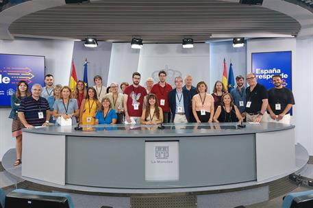 26/08/2022. Visitas del programa Moncloa Abierta. Participantes en el programa Moncloa Abierta posan en la sala de prensa donde se celebra l...