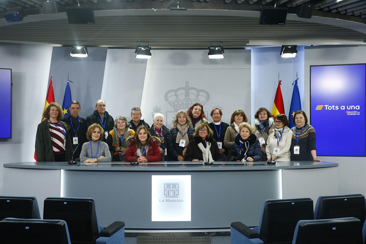 13/12/2024. Visitas del Programa Moncloa Abierta. Participantes en el programa Moncloa Abierta posan en la sala de prensa donde se celebra l...