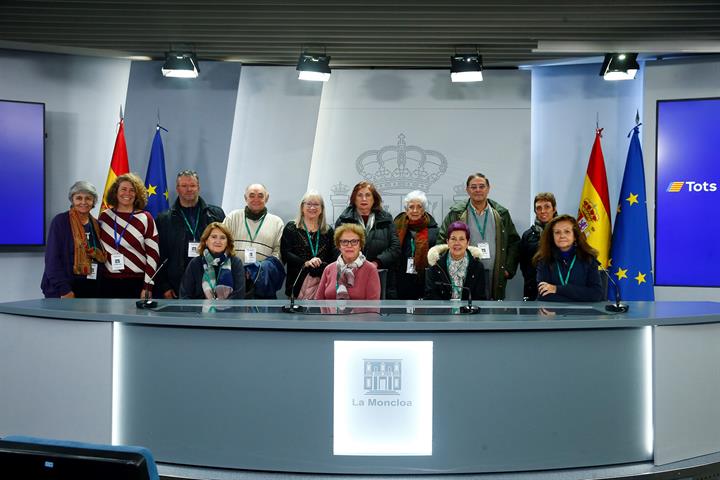 13/12/2024. Visita del Programa Moncloa Abierta. Participantes en el programa Moncloa Abierta posan en la sala de prensa donde se celebra la...