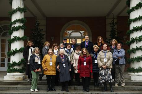 13/12/2024. Visitas del Programa Moncloa Abierta. Participantes en el programa Moncloa Abierta, en la escalinata del edificio del Consejo de...