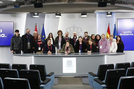 16/01/2024. Visitas del Programa Moncloa Abierta. Ciudadanos participantes en el programa Moncloa Abierta posan en la sala de prensa de la S...