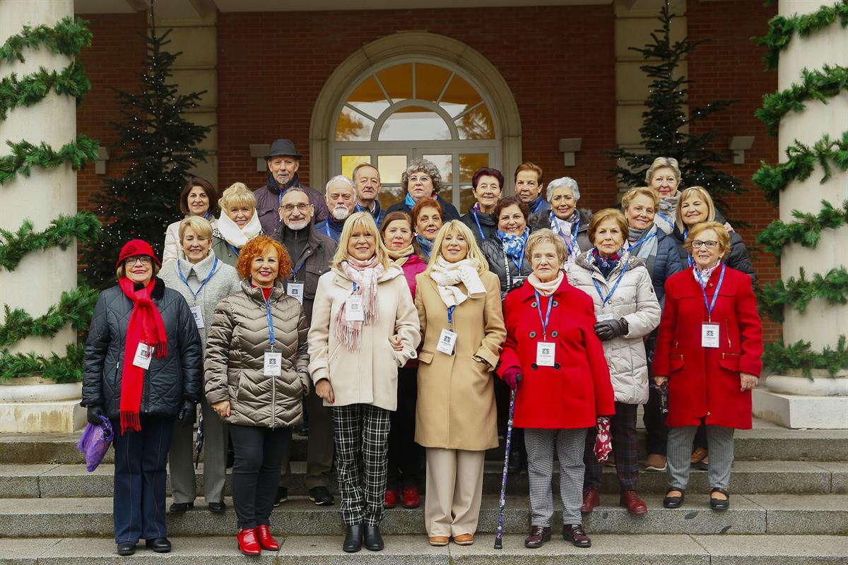 19/12/2024. Visita del Programa Moncloa Abierta. Participantes en el programa Moncloa Abierta, en la escalinata del edificio del Consejo de Ministros.