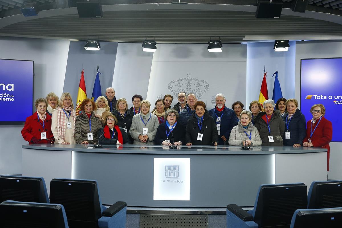 19/12/2024. Visita del Programa Moncloa Abierta. Participantes en el programa Moncloa Abierta posan en la sala de prensa donde se celebra la...