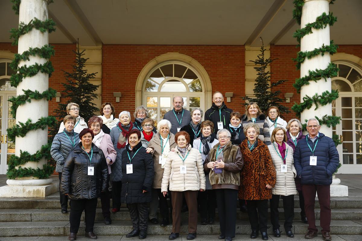 19/12/2024. Visita del Programa Moncloa Abierta. Participantes en el programa Moncloa Abierta, en la escalinata del edificio del Consejo de Ministros.