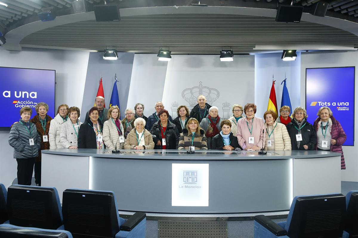 19/12/2024. Visita del Programa Moncloa Abierta. Participantes en el programa Moncloa Abierta posan en la sala de prensa donde se celebra la...