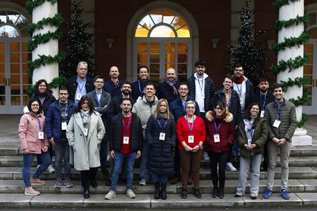 19/12/2024. Visita del Programa Moncloa Abierta. Participantes en el programa Moncloa Abierta, en la escalinata del edificio del Consejo de Ministros.