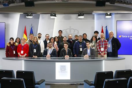 19/12/2024. Visita del Programa Moncloa Abierta. Participantes en el programa Moncloa Abierta posan en la sala de prensa donde se celebra la...