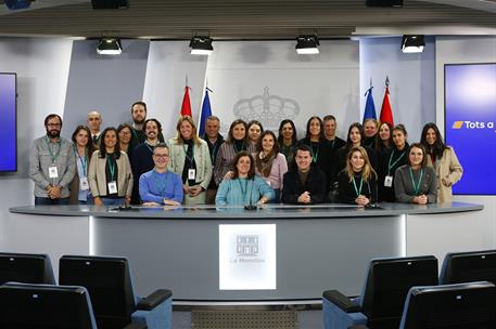 3/02/2025. Visitas del Programa Moncloa Abierta. Participantes del Programa Moncloa Abierta posan en la sala de prensa donde se celebra la r...