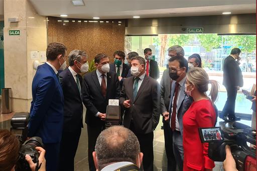 El ministro Luis Planas, recibido por el presidente de Castilla-La Mancha a su llegada a Toledo