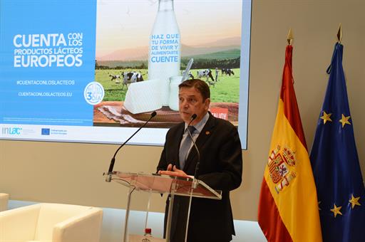 El ministro Planas, en la presentación de la campaña “Haz que cuente. Cuenta con los productos lácteos europeos”