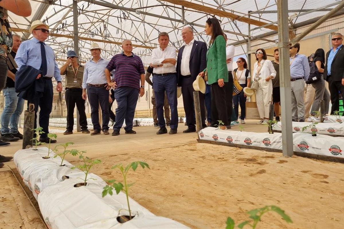 uis Planas, durante la visita a una explotación de producción hidropónica en Chipre.