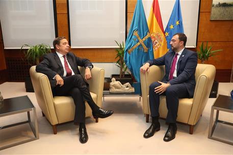 El ministro de Agricultura, Pesca y Alimentación, Luis Planas, con el presidente del Principado de Asturias, Adrián Barbón