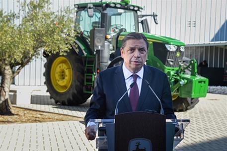 El ministro Planas, en las instalaciones del centro de innovación de la multinacional estadounidense John Deere en Parla