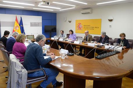 La mesa de seguimiento de las 43 medidas para mejorar la situación de agricultores y ganaderos durante la reunión mantenida hoy