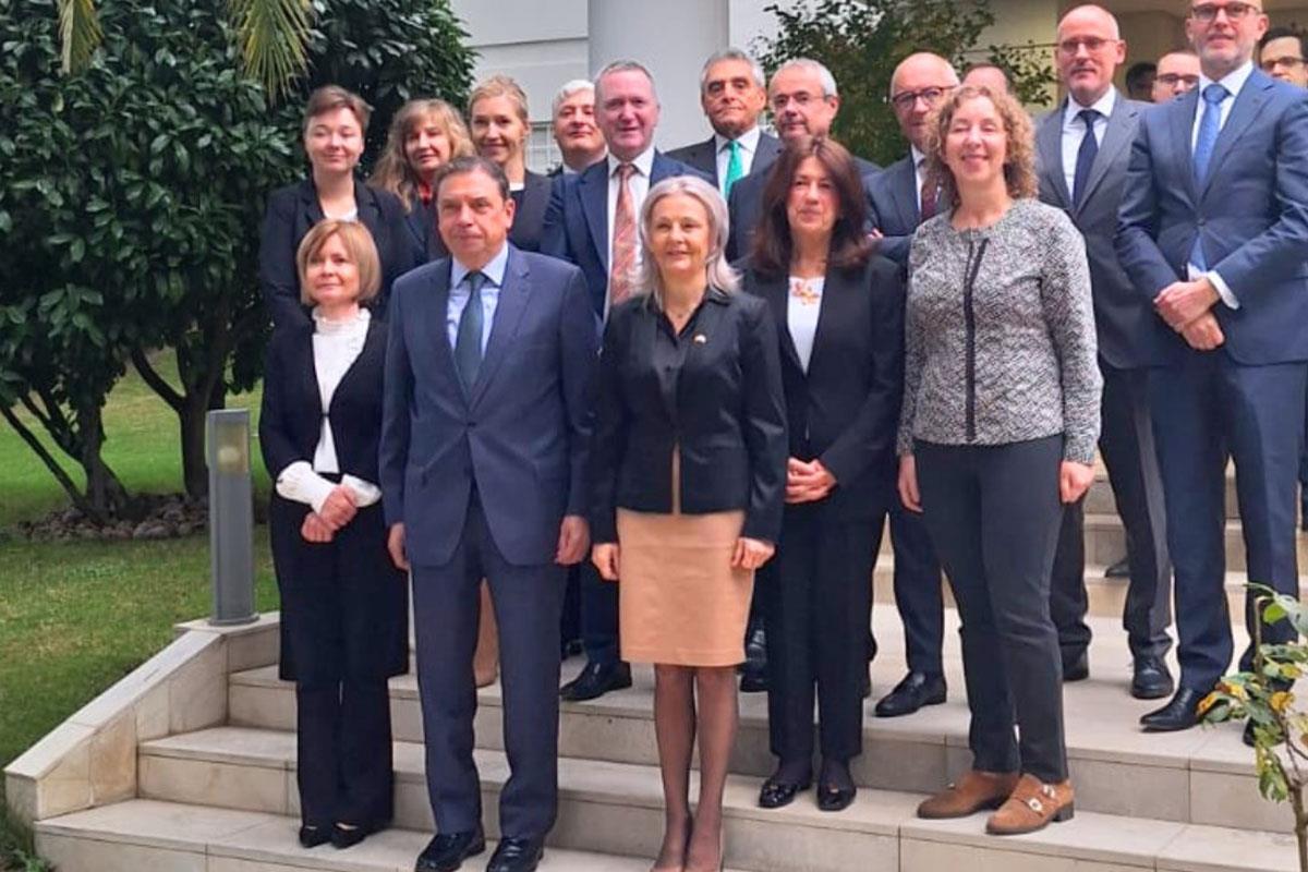 Foto de familia de la reunión con los embajadores en España de los 27 Estados miembros de la UE