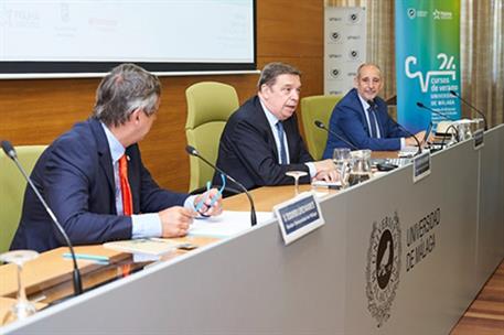 El ministro de Agricultura, Pesca y Alimentación, Luis Planas, en los cursos de verano de la Universidad de Málaga.