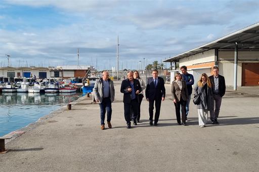 El ministro de Agricultura, Pesca y Alimentación, Luis Planas, durante la visita al puerto de Vilanova i la Geltrú