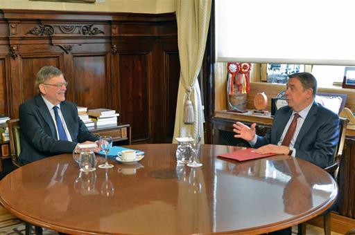 El ministro Luis Planas durante su reunión con el embajador jefe de la delegación permanente de España ante la OCDE, Ximo Puig