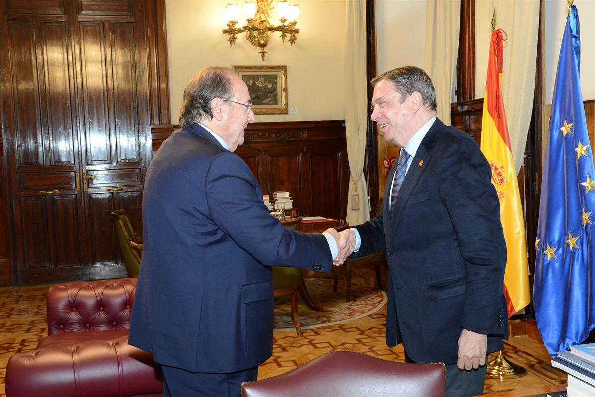 El ministro Luis Planas con el presidente de SAECA, Pablo Pombo.