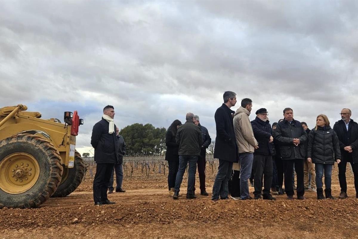 Luis Planas visita los trabajos de reparación de caminos rurales dañadas por las riadas en Requena