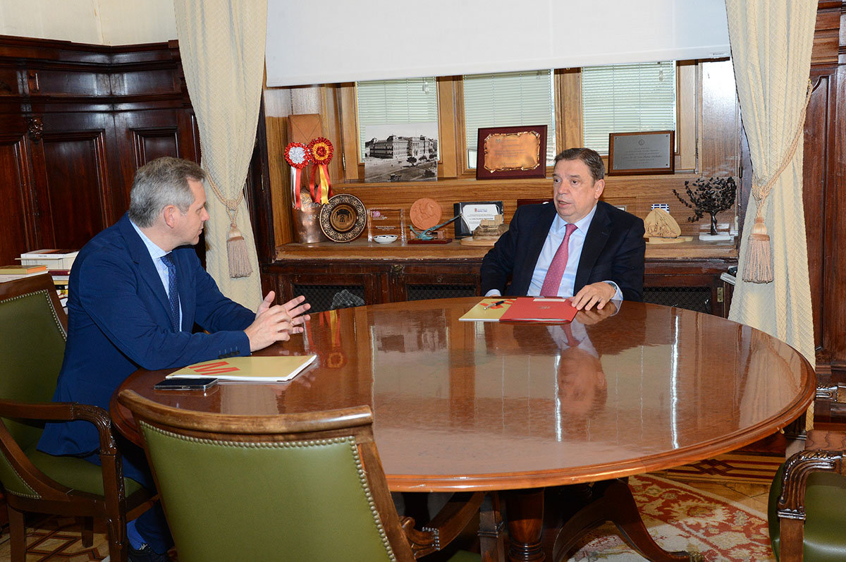 El ministro de Agricultura, Pesca y Alimentación, Luis Planas, en la reunión con el presidente de Mercasa, José Miñones