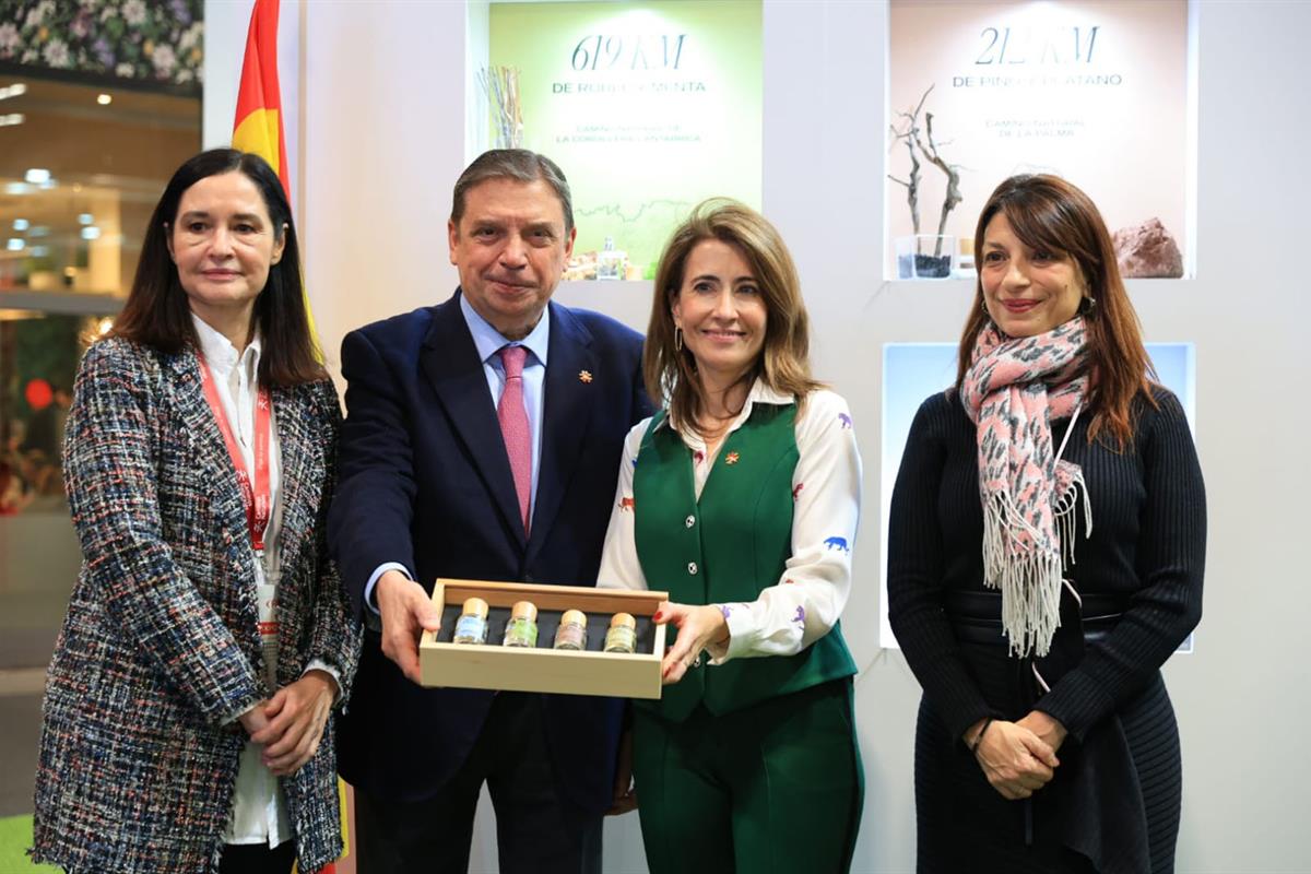 El ministro de Agricultura, Pesca y Alimentación, Luis Planas, junto a la presidenta de Paradores de España, en FITUR