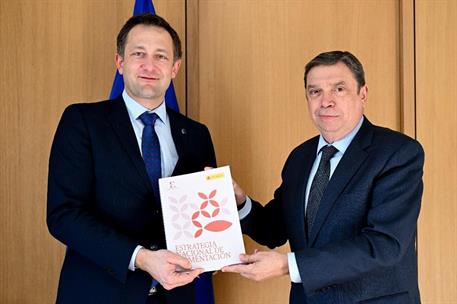 27/01/2025. Minister Planas hands over the National Food Strategy to Commissioner Hansen. The Minister for Agriculture, Fisheries and Food, ...