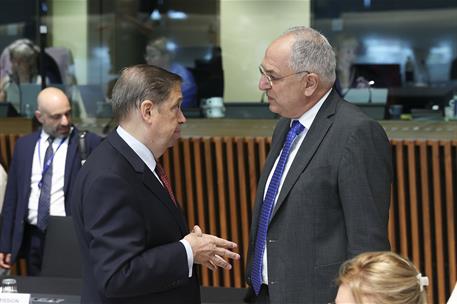 El ministro de Agricultura, Pesca y Alimentación, Luis Planas, conversa con uno de sus homólogos
