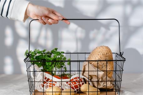 Productos básicos de la cesta de la compra. Pan, verduras.