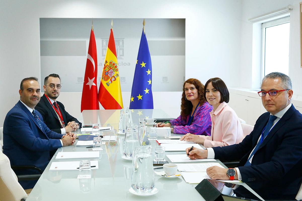 Diana Morant y el ministro de Industria y Tecnología de Turquía, Mehmet Fatuh Kacir, firman los acuerdos de colaboración.