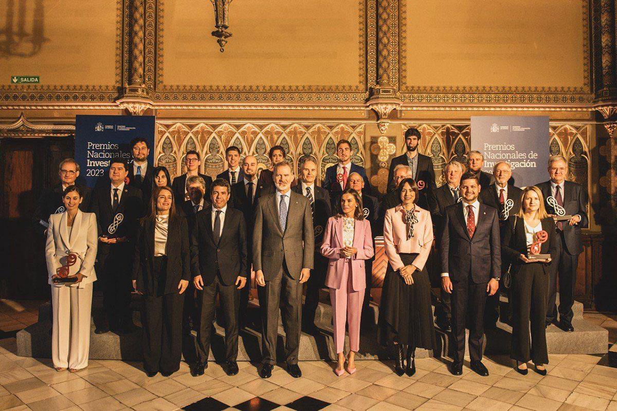 Foto de familia del acto de entrega de los Premios Nacionales de Investigación 2023, presidido por SS.MM. los Reyes