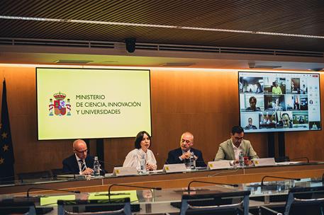 La ministra de Ciencia, Innovación y Universidades, Diana Morant, junto a representantes de la Conferencia General de Política U