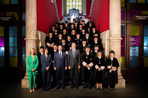 Foto de familia del acto de apertura del Curso Universitario 2024/2025 presidido por S.M. el Rey