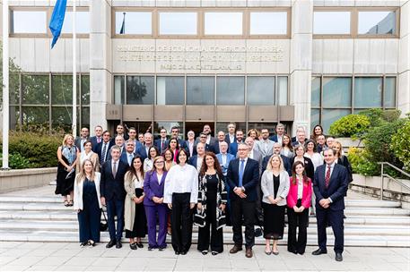 La ministra de Ciencia, Innovación y Universidades, Diana Morant, junto a los participantes en la quinta reunión 