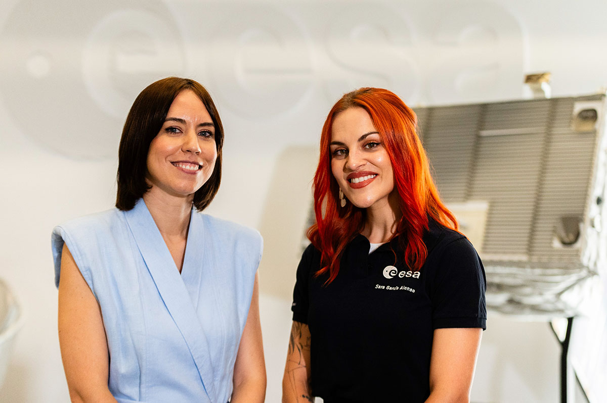 La ministra de Ciencia, Innovación y Universidades, Diana Morant, junto a la astronauta Sara García