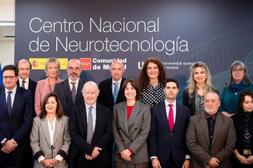 La ministra de Ciencia, Innovación y Universidades, Diana Morant, en la foto de familia de la firma del convenio