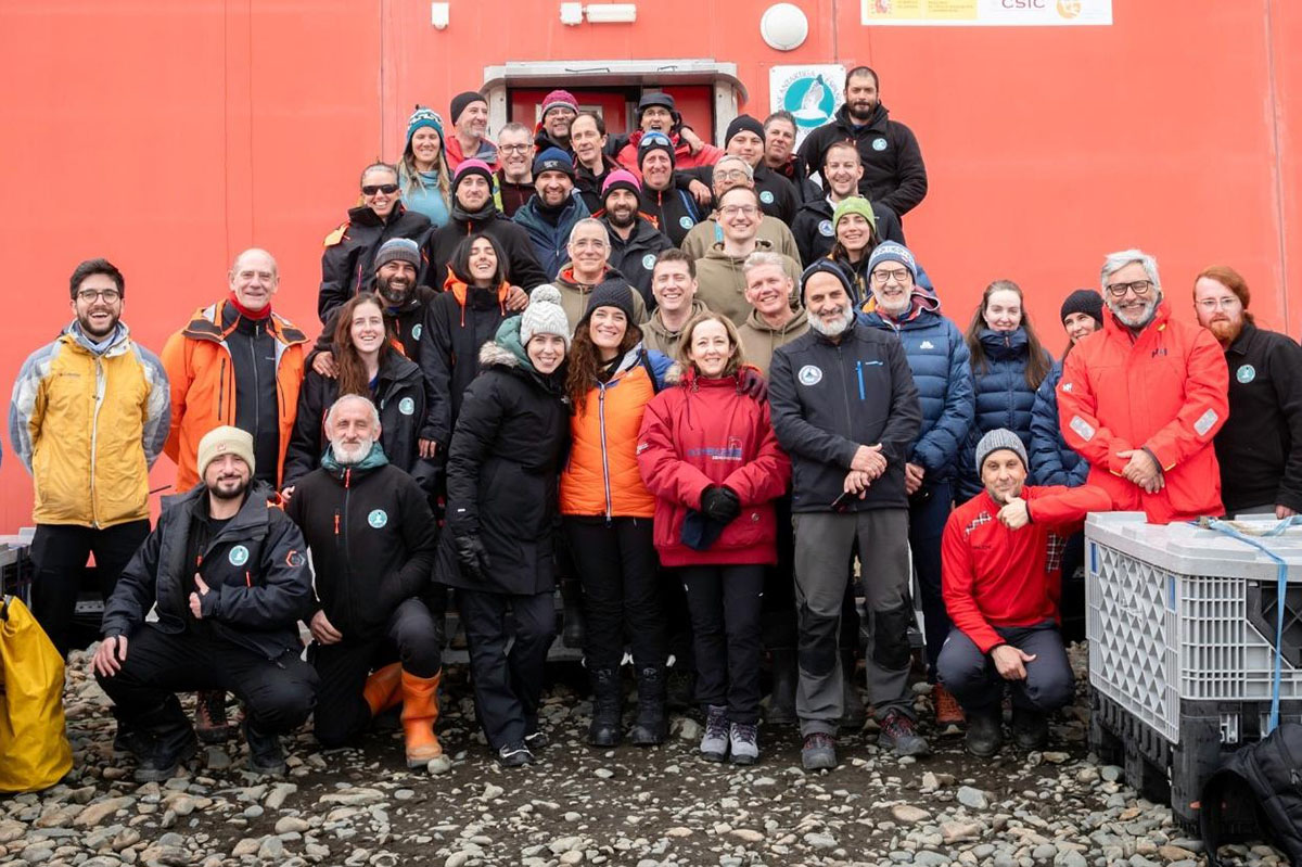 La ministra de Ciencia, Innovación y Universidades, Diana Morant, con el equipo de la Base Antártica Española