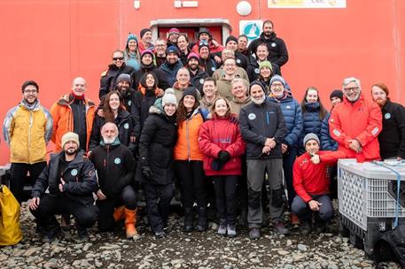 La ministra de Ciencia, Innovación y Universidades, Diana Morant, con el equipo de la Base Antártica Española