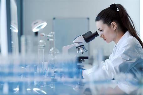 18/10/2024. Woman researcher in a laboratory. Woman researcher in a laboratory