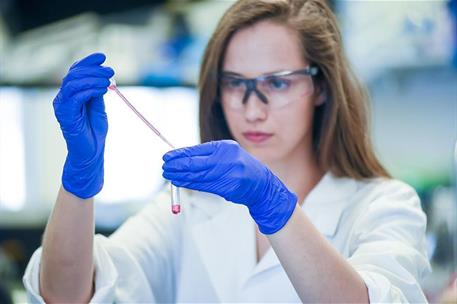 Una investigadora trabajando en un laboratorio